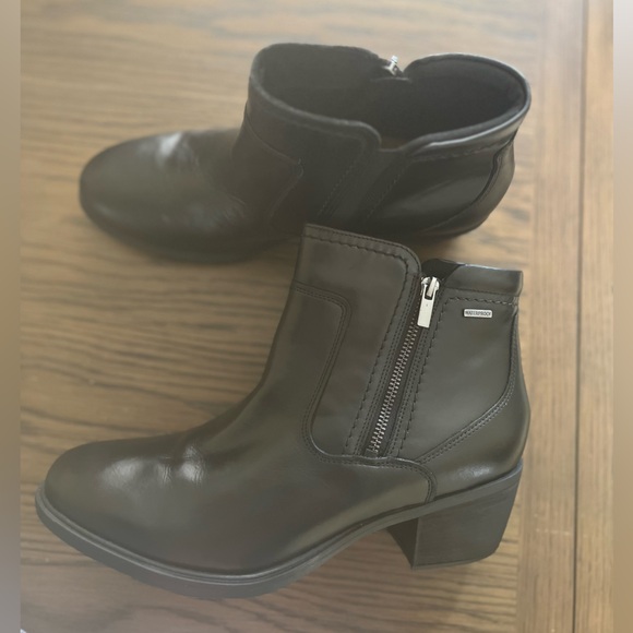 Clark’s Neva Zip Waterproof Ankle Boots. - Picture 6 of 7